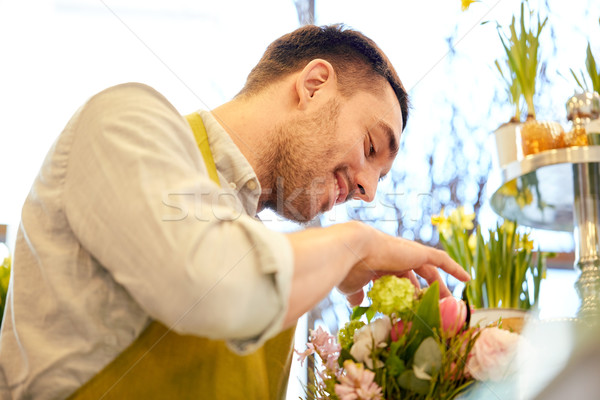 Sonriendo florista hombre Foto stock © dolgachov