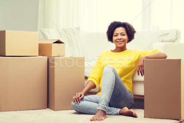 счастливым африканских женщину картона коробки домой Сток-фото © dolgachov