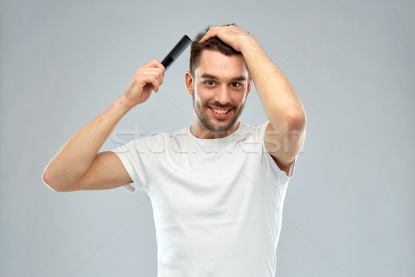 Szczęśliwy człowiek włosy grzebień szary piękna Zdjęcia stock © dolgachov