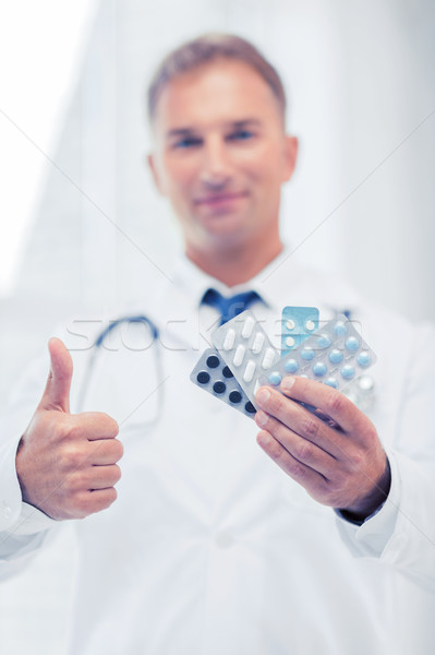 Mannelijke arts pillen gezondheidszorg medische apotheek tonen Stockfoto © dolgachov