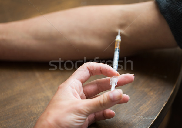Közelkép szenvedélybeteg kéz készít drog injekció Stock fotó © dolgachov