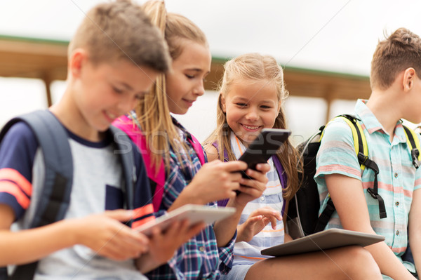 Groupe heureux école élémentaire élèves parler primaire [[stock_photo]] © dolgachov