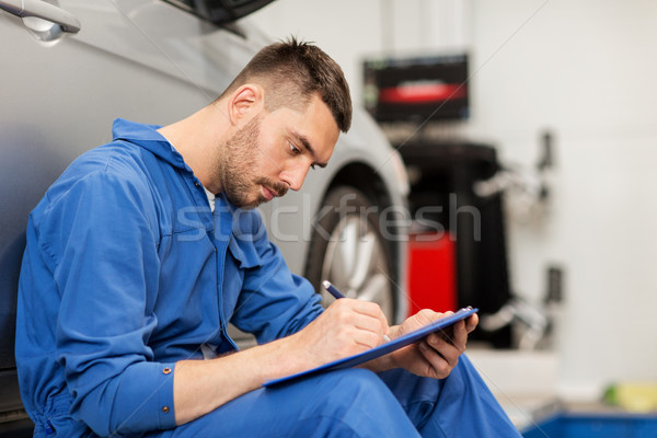 Mecânico de automóveis homem clipboard carro oficina serviço Foto stock © dolgachov