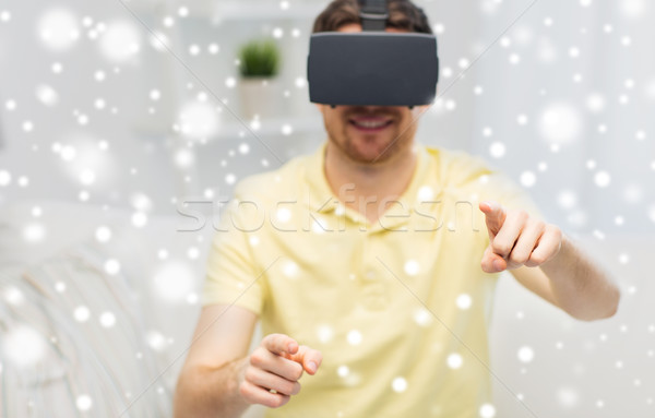 Młody człowiek faktyczny rzeczywistość zestawu okulary 3d technologii Zdjęcia stock © dolgachov