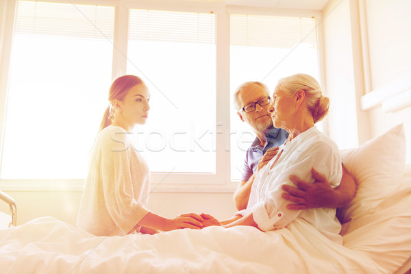 Familia enfermo altos mujer hospital medicina Foto stock © dolgachov