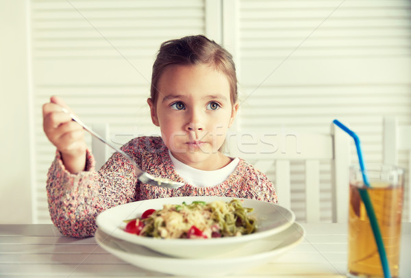 Bambina mangiare pasta cena ristorante infanzia Foto d'archivio © dolgachov