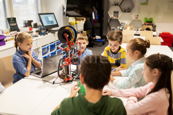 Fericit copii 3D imprimantă robotica şcoală Imagine de stoc © dolgachov