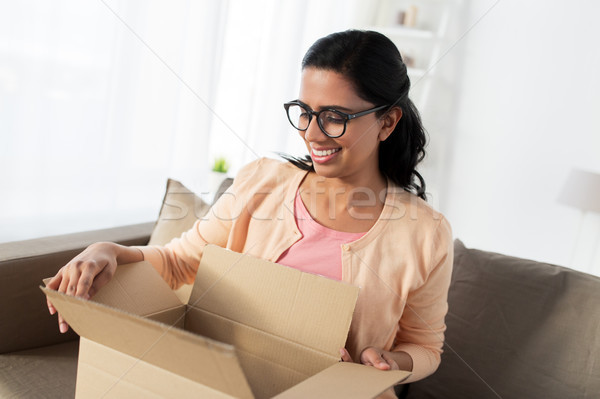 Glücklich jungen indian Frau Paket Feld Stock foto © dolgachov