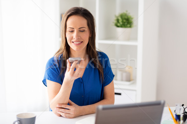 Vrouw stem smartphone kantoor technologie Stockfoto © dolgachov