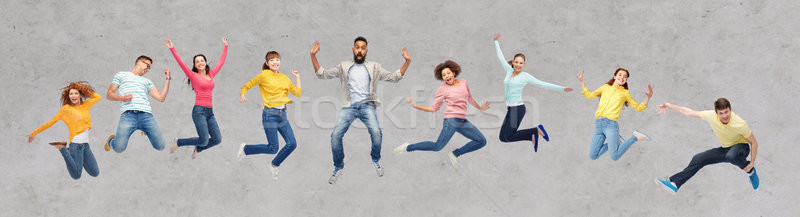 商業照片: 快樂的人 · 朋友 · 跳躍 · 空氣 · 灰色 · 幸福