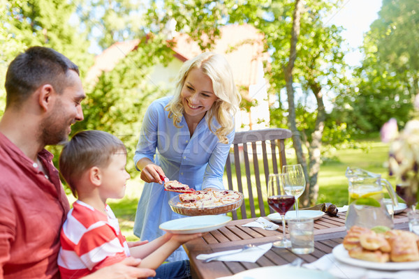 Foto d'archivio: Famiglia · felice · mangiare · torta · estate · garden · party · tempo · libero