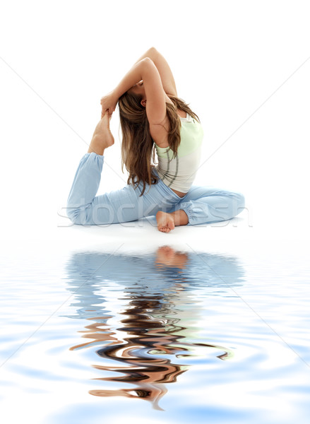 Yoga wit zand meisje oefenen vrouw water Stockfoto © dolgachov