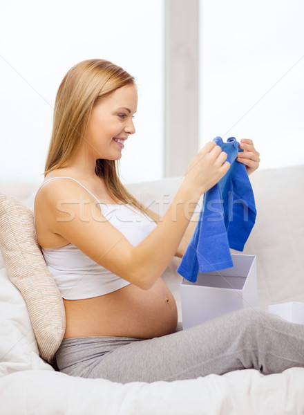 Gülen hamile kadın açılış hediye kutusu gebelik annelik Stok fotoğraf © dolgachov