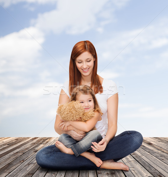 Foto stock: Feliz · mãe · adorável · menina · ursinho · de · pelúcia · infância