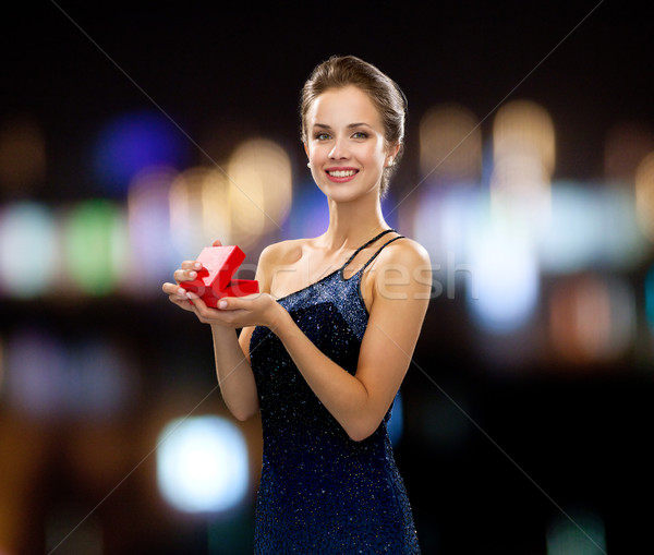 Stockfoto: Glimlachende · vrouw · Rood · geschenkdoos · vakantie · presenteert