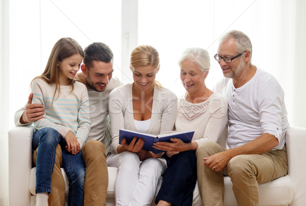 Szczęśliwą rodzinę książki domu rodziny szczęścia Zdjęcia stock © dolgachov