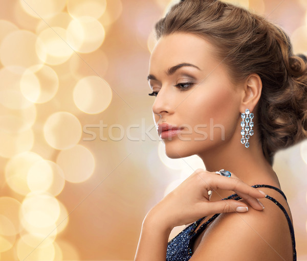 Bela mulher anel brincos pessoas férias Foto stock © dolgachov
