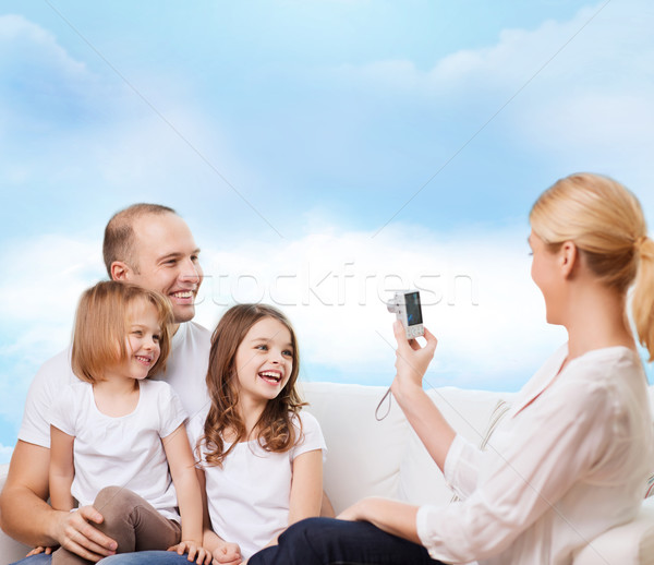 Familia feliz cámara casa familia tecnología personas Foto stock © dolgachov