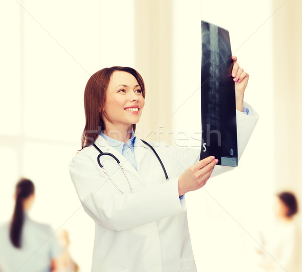 Stockfoto: Glimlachend · vrouwelijke · arts · naar · Xray · gezondheidszorg