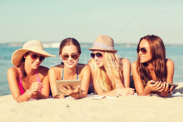 Foto d'archivio: Gruppo · sorridere · giovani · donne · spiaggia · viaggio