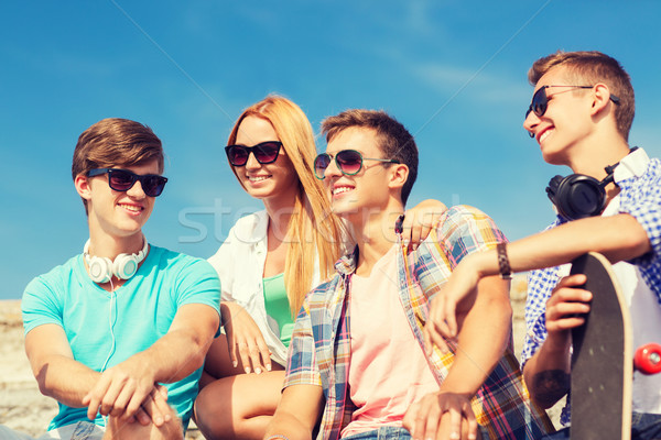 Grupo sonriendo amigos sesión calle de la ciudad amistad Foto stock © dolgachov
