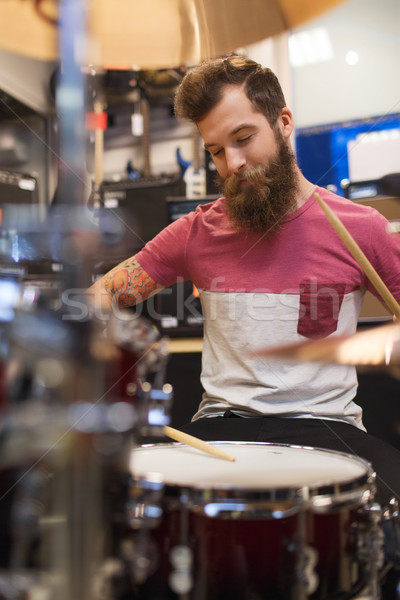 мужчины музыканта играет музыку магазине продажи Сток-фото © dolgachov