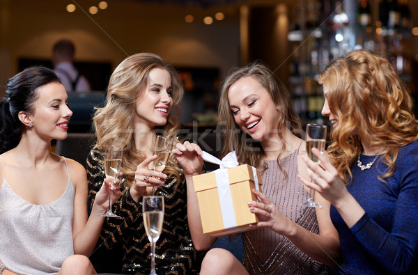 Gelukkig vrouwen champagne geschenk nachtclub viering Stockfoto © dolgachov