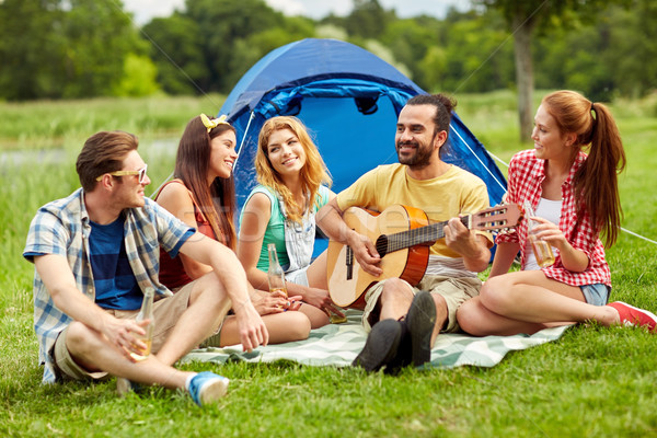 Foto stock: Feliz · amigos · bebidas · guitarra · camping · viajar