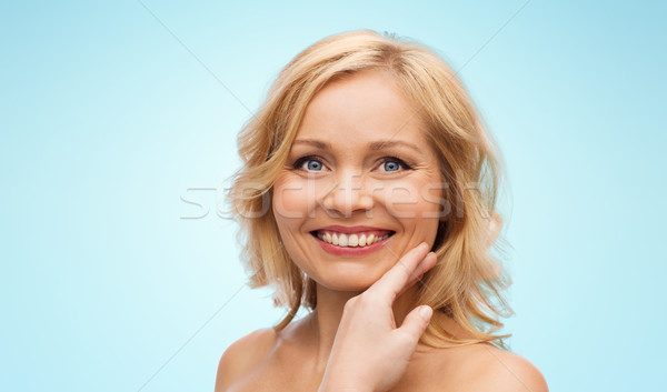 Lächelnde Frau nackt Schultern anfassen Gesicht Schönheit Stock foto © dolgachov