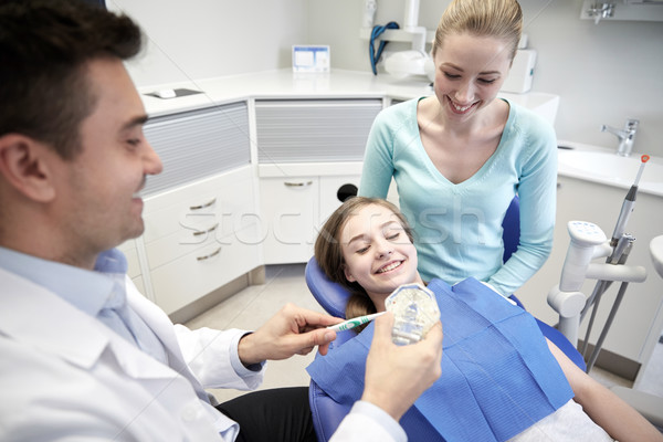 Foto stock: Feliz · dentista · cepillo · de · dientes · paciente · nina