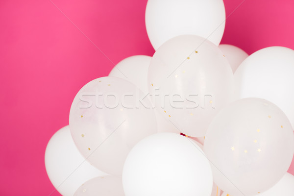 Közelkép fehér hélium léggömbök rózsaszín ünnepek Stock fotó © dolgachov