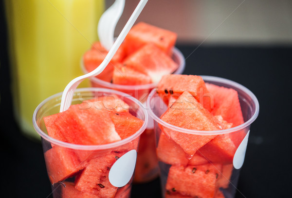 Közelkép aprított görögdinnye műanyag csészék étel Stock fotó © dolgachov
