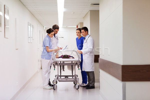 Femeie spital caz de urgenţă profesie oameni Imagine de stoc © dolgachov