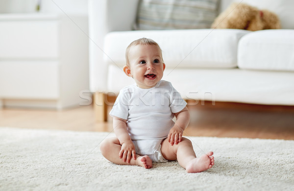 Szczęśliwy baby chłopca dziewczyna posiedzenia piętrze Zdjęcia stock © dolgachov