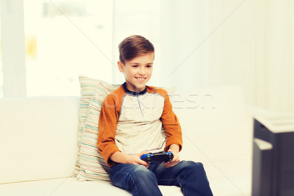 Vidám fiú botkormány játszik videojáték otthon szabadidő Stock fotó © dolgachov