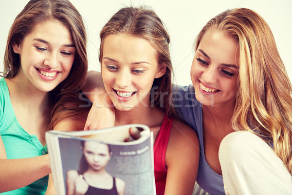 Stock foto: Freunde · teen · Mädchen · Lesung · Magazin · home