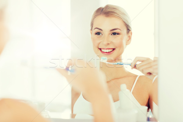 Frau Zahnbürste Reinigung Zähne Bad Gesundheitspflege Stock foto © dolgachov