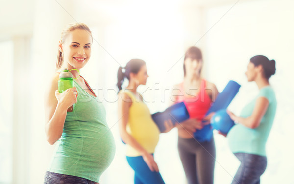 Szczęśliwy kobieta w ciąży manierka siłowni ciąży sportu Zdjęcia stock © dolgachov
