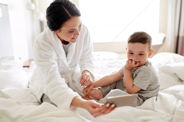 Stockfoto: Moeder · zoon · smartphone · bed · hotel · mensen