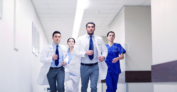 Groep lopen ziekenhuis kliniek mensen gezondheidszorg Stockfoto © dolgachov