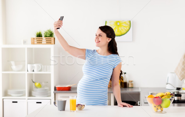 Zdjęcia stock: Szczęśliwy · kobieta · w · ciąży · smartphone · kuchnia · ciąży · ludzi