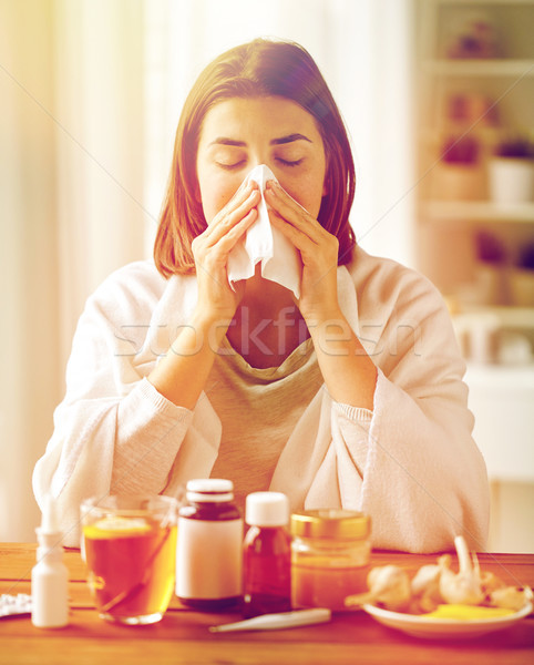 Ziek vrouw geneeskunde blazen neus gezondheidszorg Stockfoto © dolgachov