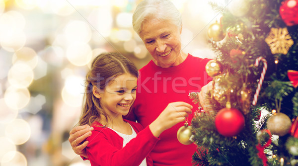 Stockfoto: Grootmoeder · kleindochter · kerstboom · winter · vakantie · familie