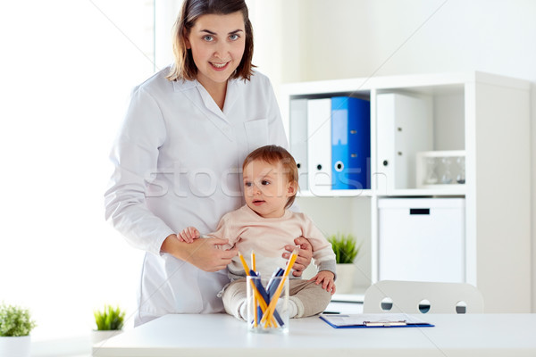 Fericit medic pediatru copil clinică medicină Imagine de stoc © dolgachov