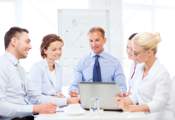 Equipo de negocios reunión oficina amistoso negocios ordenador Foto stock © dolgachov