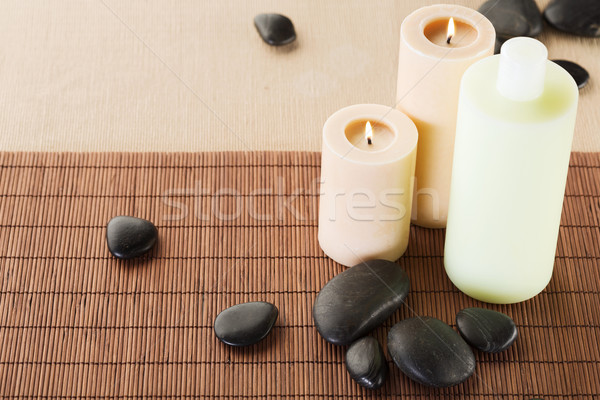 şampon sticlă masaj pietre lumânări spa Imagine de stoc © dolgachov