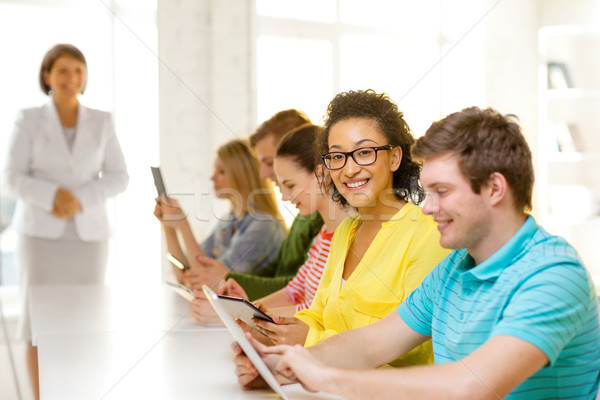 Foto d'archivio: Sorridere · femminile · studenti · scuola · istruzione