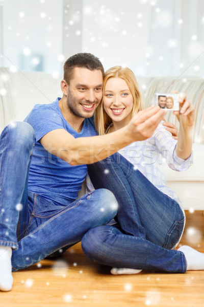 Souriant couple photos appareil photo numérique amour [[stock_photo]] © dolgachov