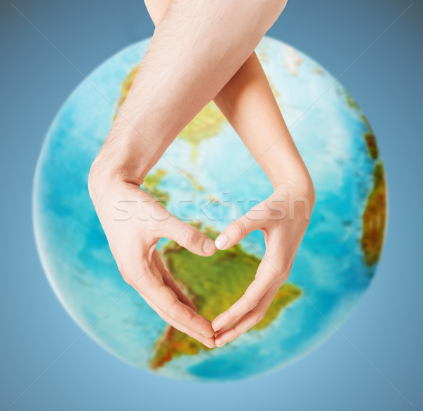 Umani mani a forma di cuore terra mondo Foto d'archivio © dolgachov