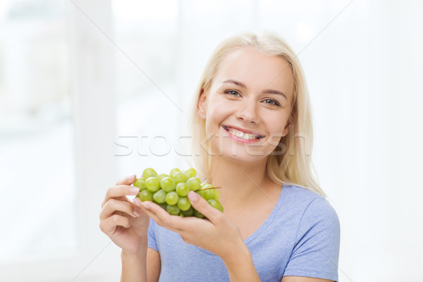 Boldog nő eszik szőlő otthon egészséges étkezés Stock fotó © dolgachov